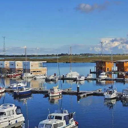 Hausboot In Am Bodden Bådhotel Kröslin