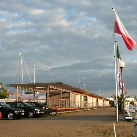 Hausboot In Am Bodden Bådhotel *